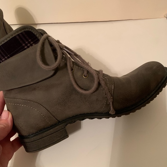 CLIFFS by Stone Mountain Taupe Faux Suede Lace Up Booties Size 8.5 - Picture 6 of 13